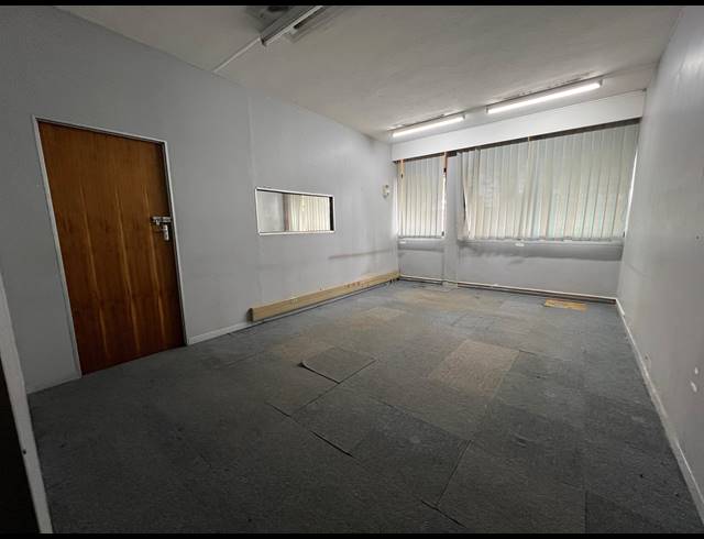 2,494M² WAREHOUSE TO LET IN FACTORIA